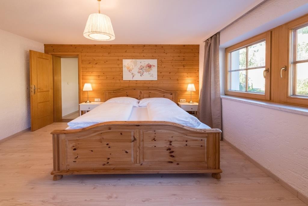 Kuscheliges Wohn-Schlafzimmer im Tiroler Holzstil.