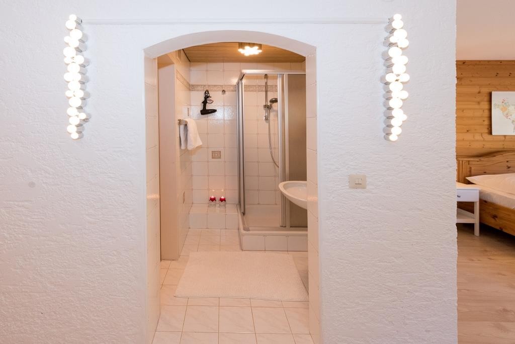 Badezimmer mit Dusche,