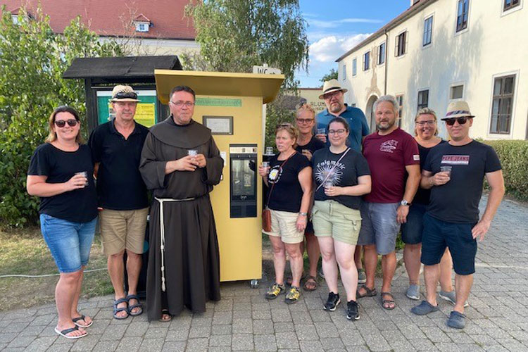 Erster Messwein-Zapfautomat mit NFC-Automatenterminal zur Altersabfrage und Bezahlung im Einsatz!