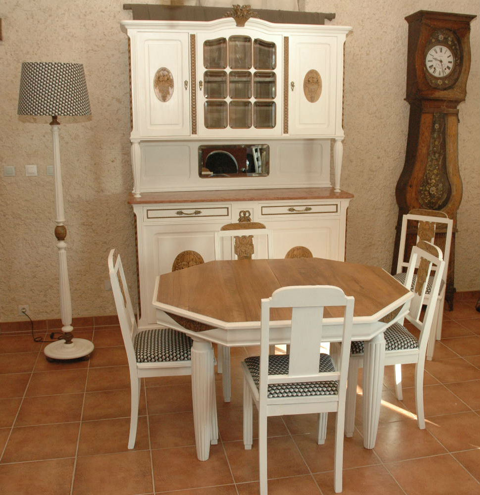 Salle à manger composée d'un buffet 2 corps, une table octogonale, 5 chaises et un lampadaire