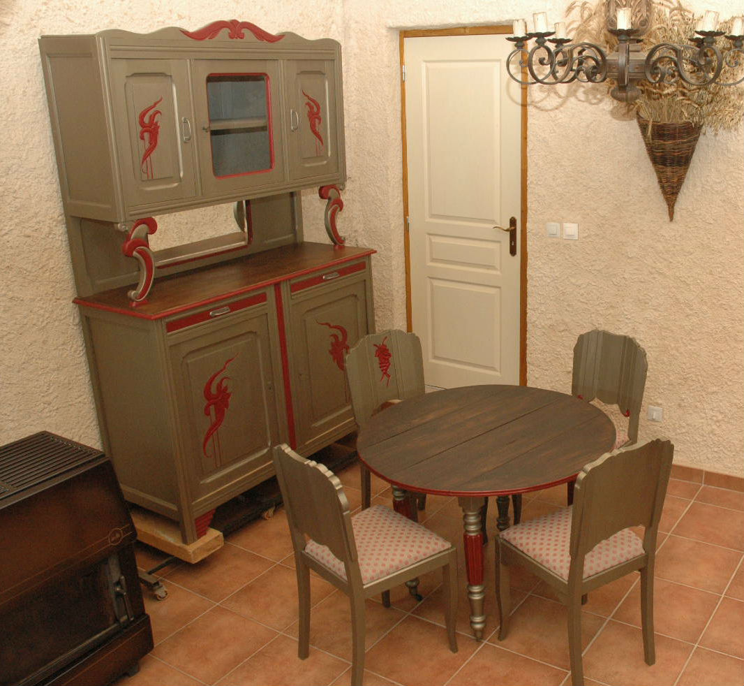 salle à manger composée d'un buffet 2 corps une table ronde et 4 chaises