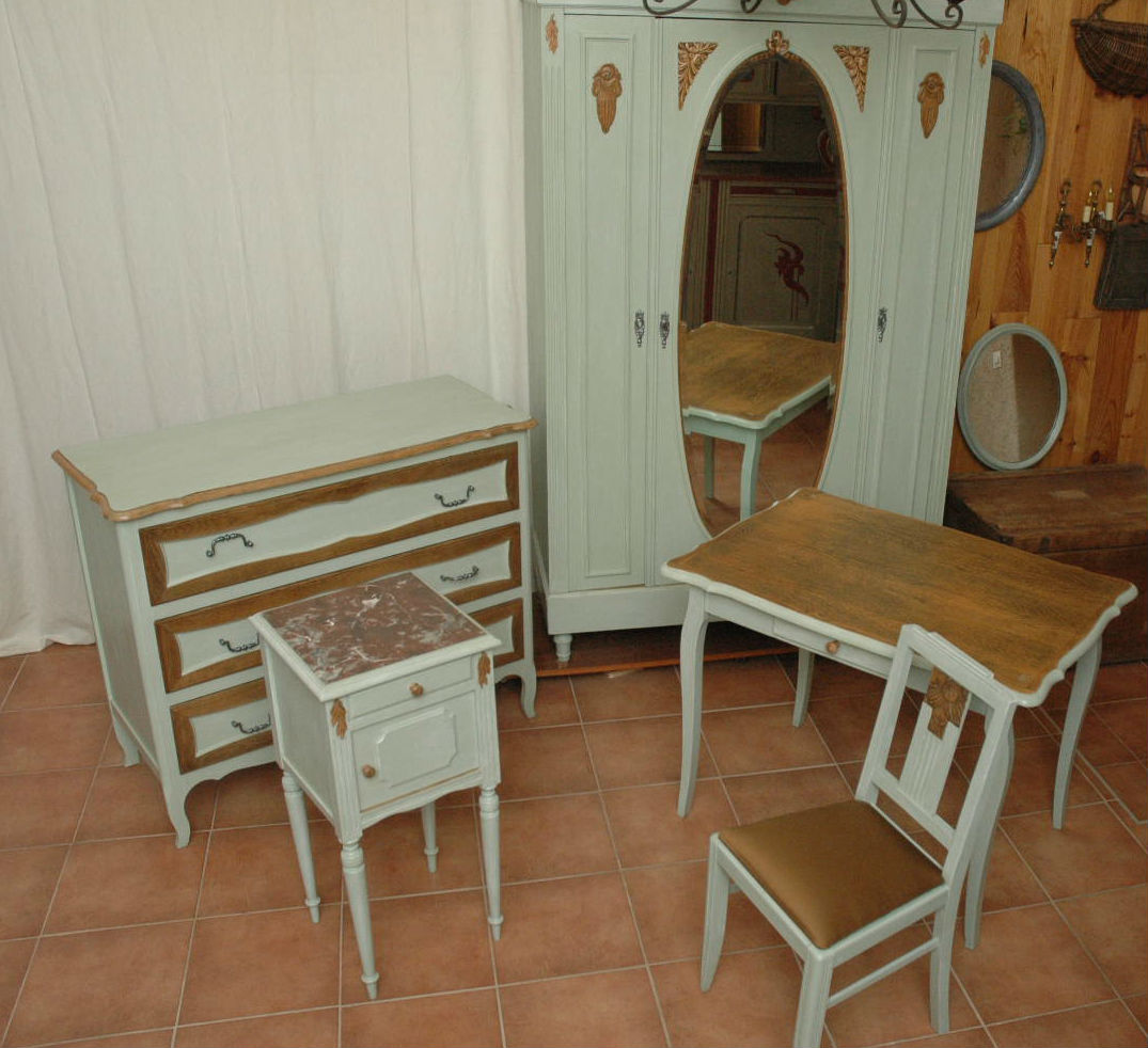chambre composée d'une armoire 3 portes une commode 3 tirroirs une table et une chaise