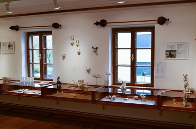 im Museum Kautzen,Detail der Porzellankunst-ausstellung 