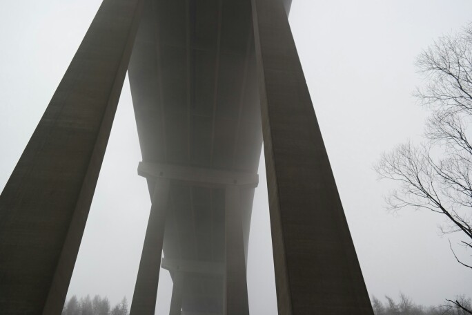 Brücke im Nebel statt Sonnenfinsternis... 