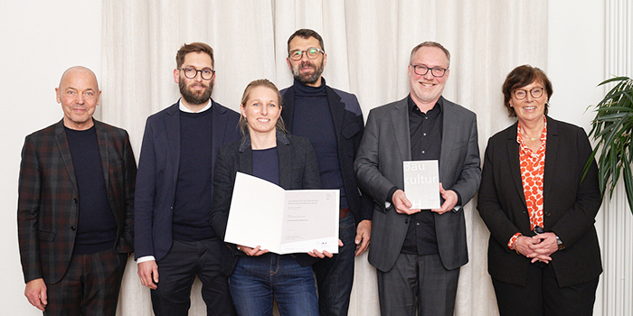 Mitglieder des ArchitekturForumLübeck nahmen den Landespreis für Baukultur von Ministerin Dr. Sütterlin-Waack und dem Vorsitzenden des Preisgerichts, Prof. Amandus Samsøe Sattler entgegen