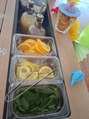 Cocktailzutaten am Getränkefahrrad