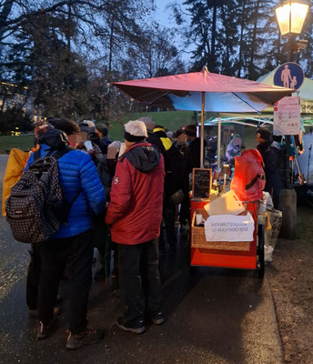 Gäste stehen um die mobile Bar