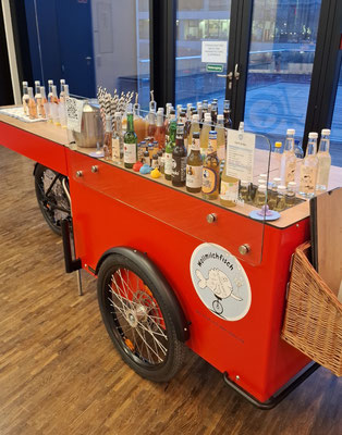Mobile Bar mit Getränken