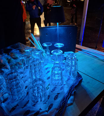 Gläser der mobilen Bar in blauem Licht