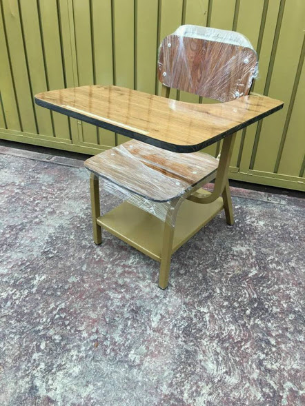 Silla Escolar  para Zurdos con parrilla (canastilla) metálica, asiento, respaldo y paleta fija de madera.