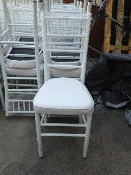 Sillas Tiffany en color blanco, con estructura de hierro retorcido, asiento fijo, acojinado, tapizado en color blanco. Venta desde cincuenta sillas en adelante, los 365 días del año.