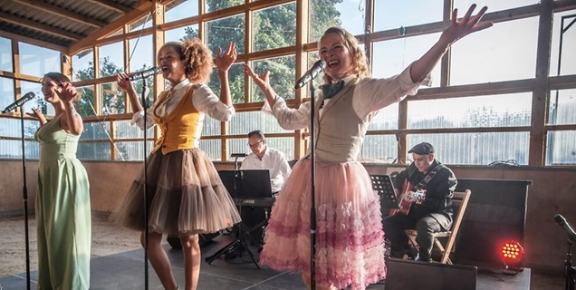 Swing, Pop und Fingerschnipsen im Country-Style: „Lou's The Cool Cats“ beim Auftritt auf dem Sieferhof. Foto: Ralf Krieger