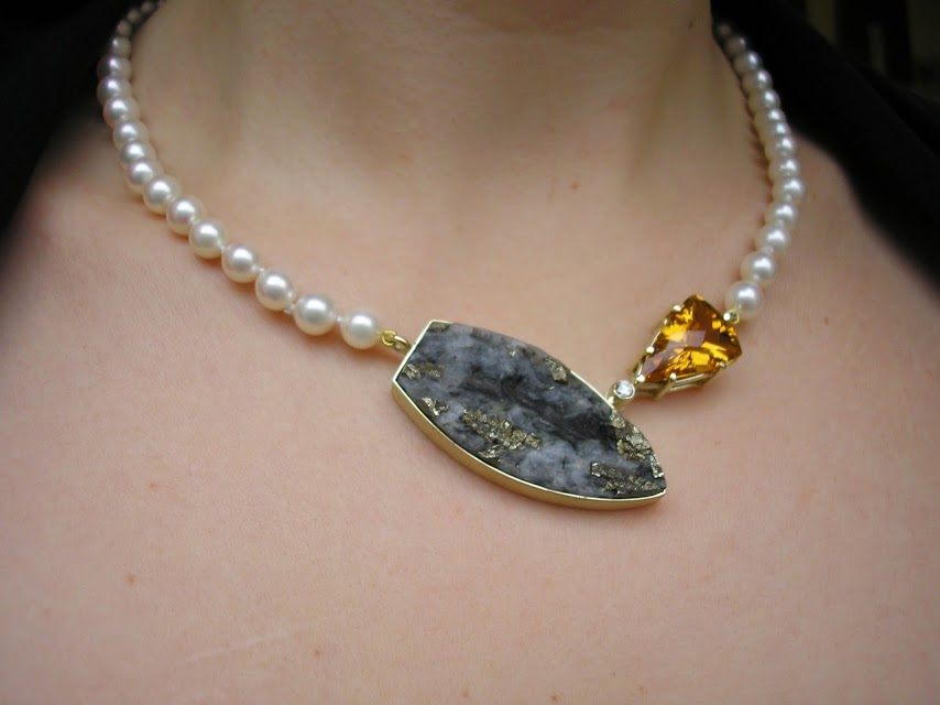 Die Perlenkette gehörte bereits der Kundin, aber sie wünschte sich einen Hingucker in Gelb und Schwarz.