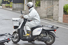 原付バイクに乗って朝刊の配達スタート