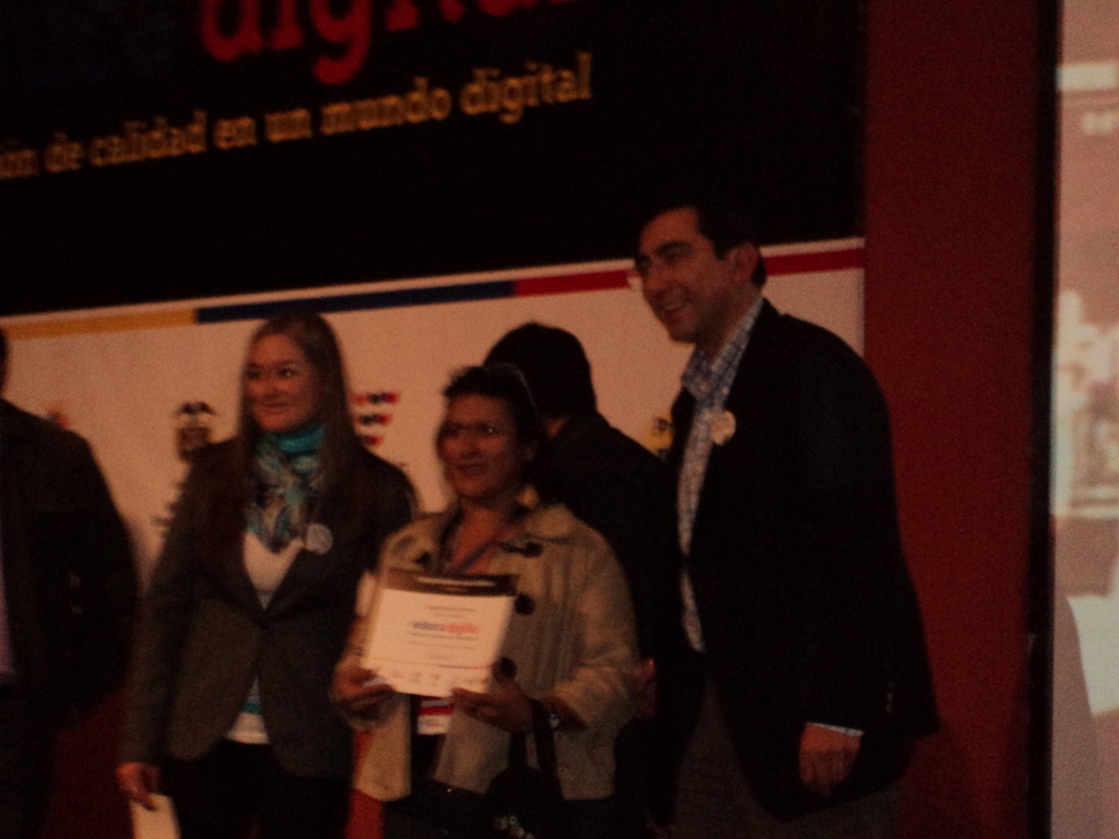 18 de Noviembre Dra.  Martha Castellanos Directora Ejecutiva CPE - Ministro TIC entregando un Premio a una dDcente en el Cierre del Evento