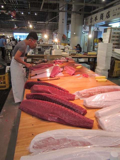 高知市中央卸売市場の鮮魚仲卸にて・・。