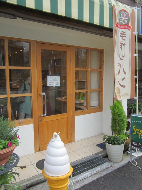 当店近くの美味しいパンとお菓子のお店です。