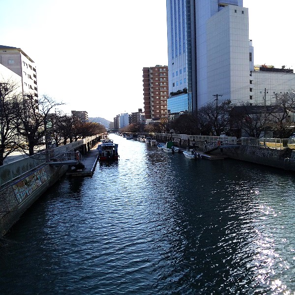 当店前の川・・。