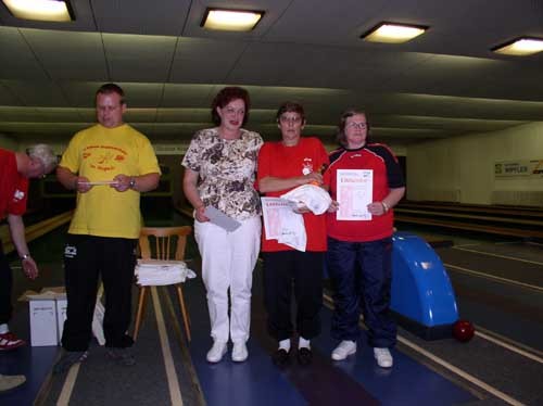 Siegerehrung Klasse 4-2, Damen mit Margot Herm (3. Platz, 348 Holz, 1. von rechts)