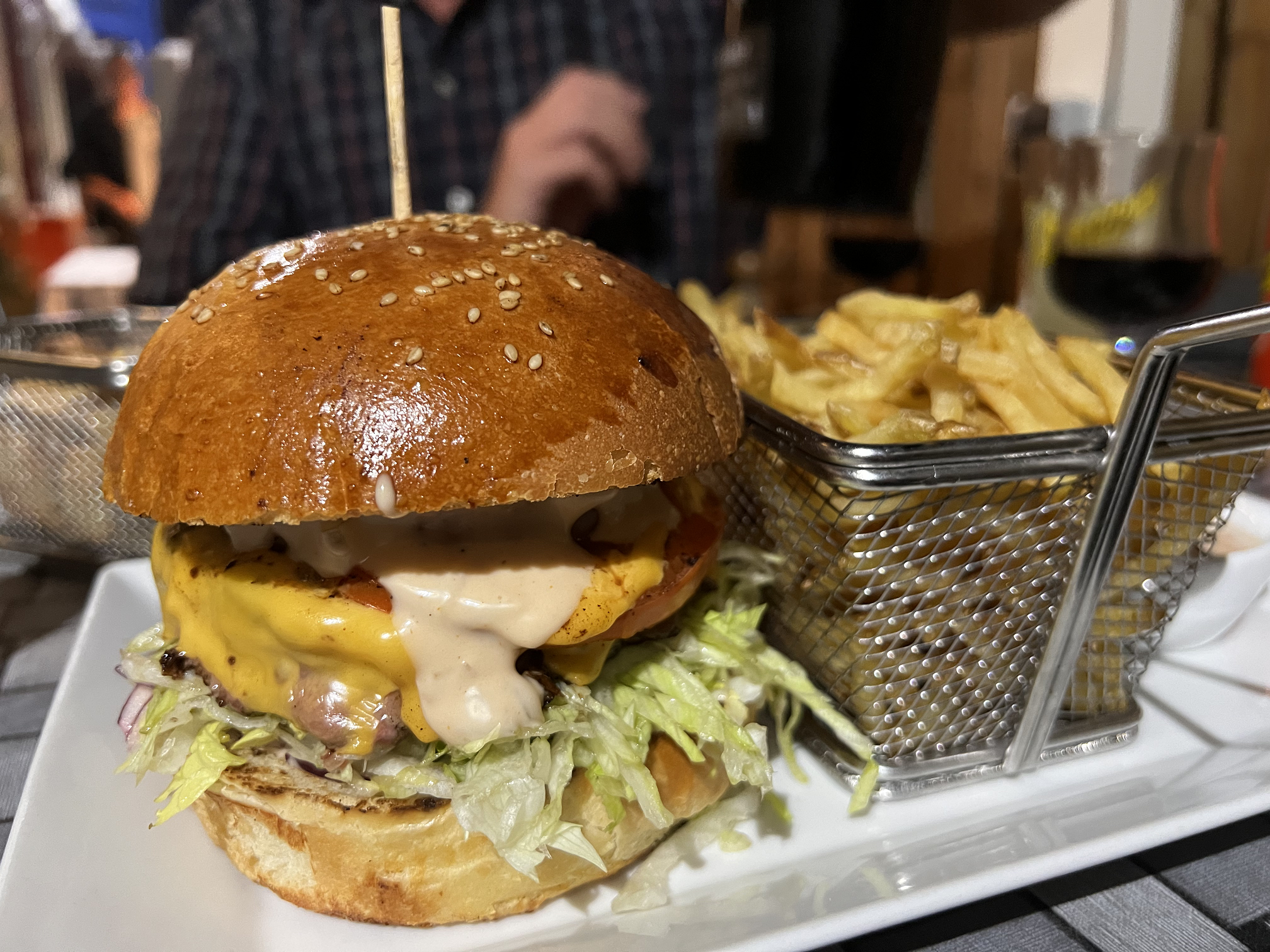 klassischer Burger mit Pommes