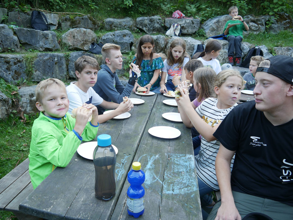 Burger-Essen auf dem Spielplatz