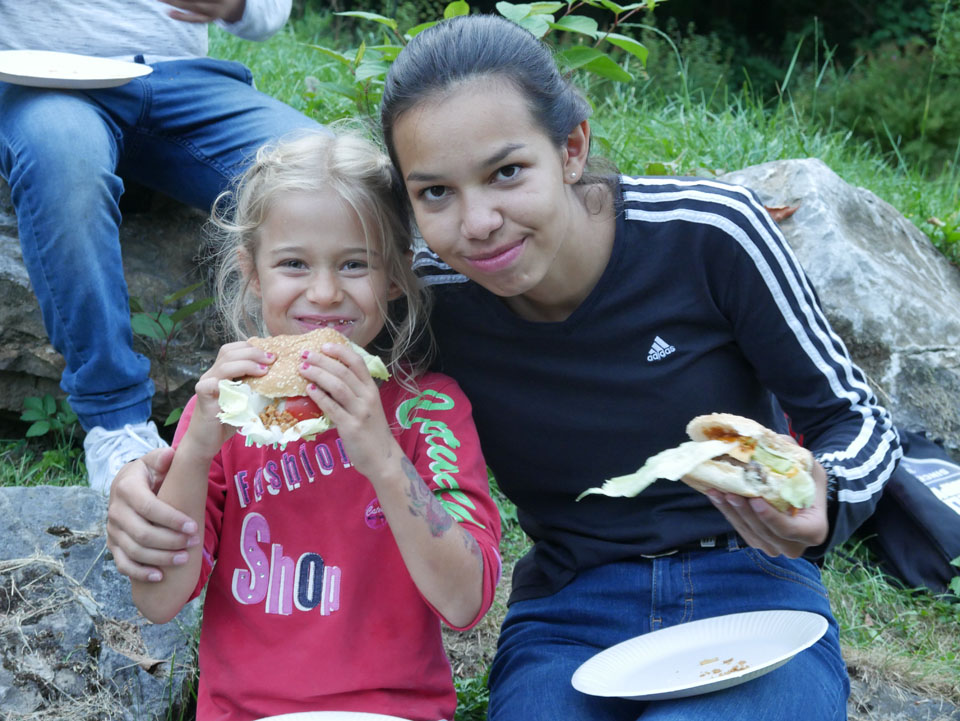 Burger-Essen auf dem Spielplatz