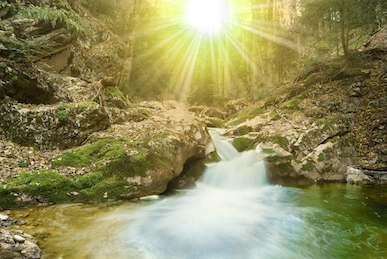 Foto mit einer Quelle im Sonnenlicht