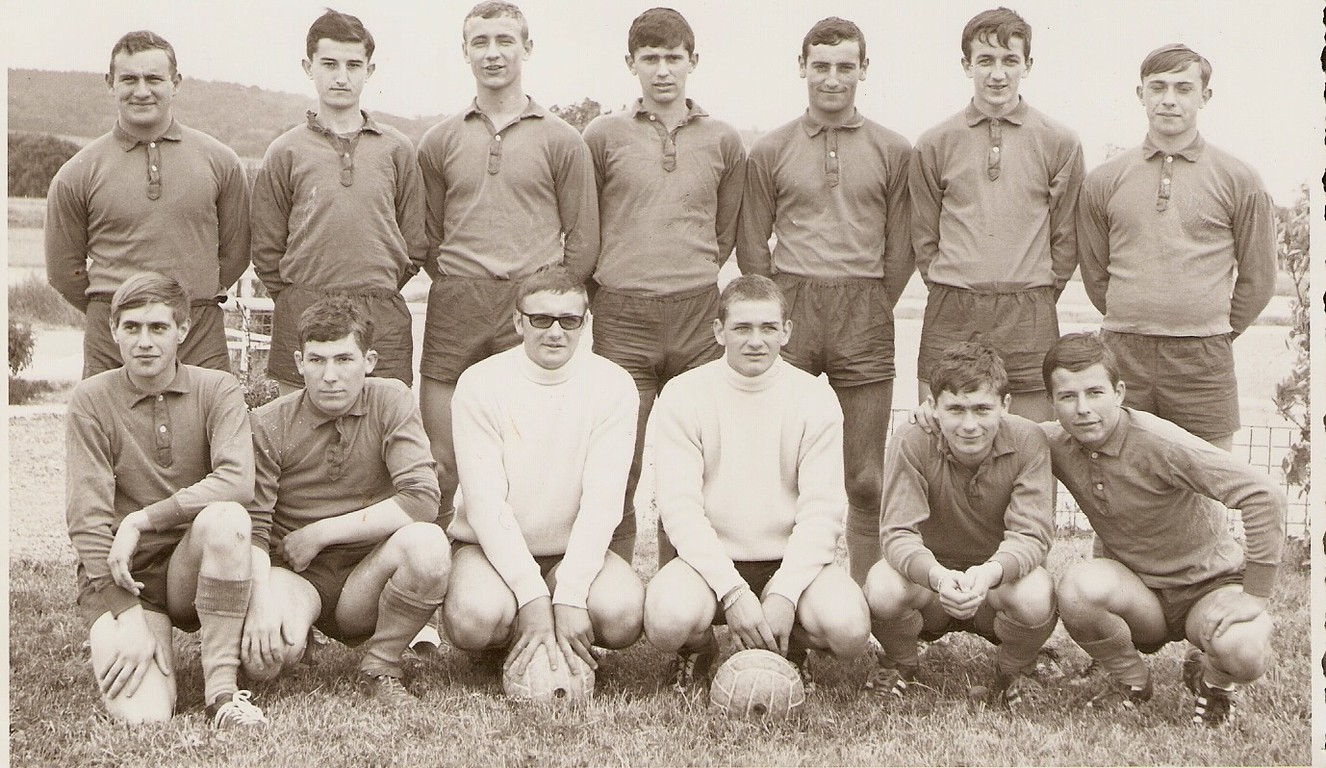 équipe football officielle EESGAA, championne des écoles de l'A.A en 68 (envoyée par Pourteyron J.)