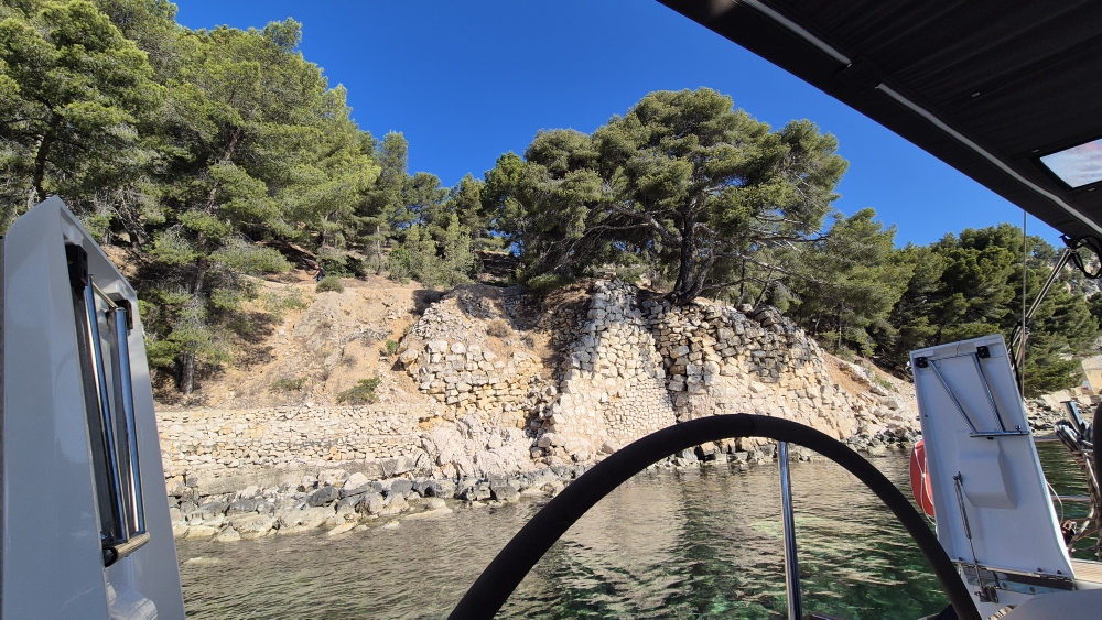 Nach einer ruhigen Nacht an der Boje und einen feinen Frühstück geht es heute weiter in Richtung Toulon