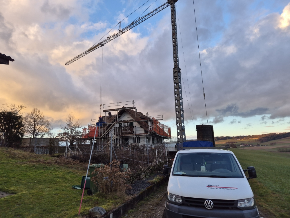 Der Kran steht, die Ziegel werden entfernt.