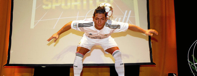 Action-Shot von Fußball-Freestyler Saki beim Ausführen eines Ball-Tricks auf dem Vereinsgelände des FSV Kölleda – Showcase für Technik, Kontrolle und Entertainment.