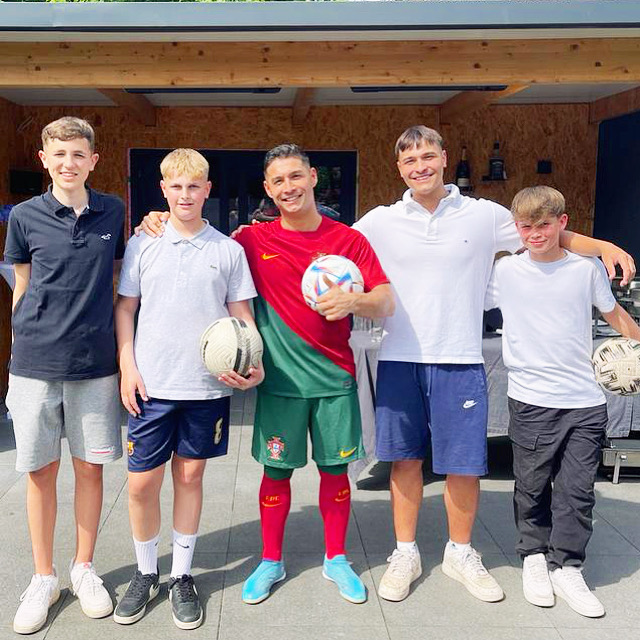 Fußball-Kindergeburtstag: Gruppenfoto glücklicher Kinder nach dem Training mit dem Ballkünstler.