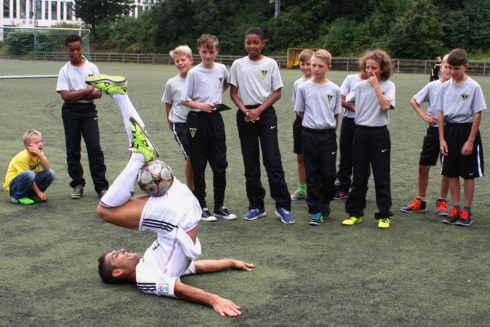 Freestyle Trick im Sitzen - Fussball hochwerfen und auffangen mit der Sohle
