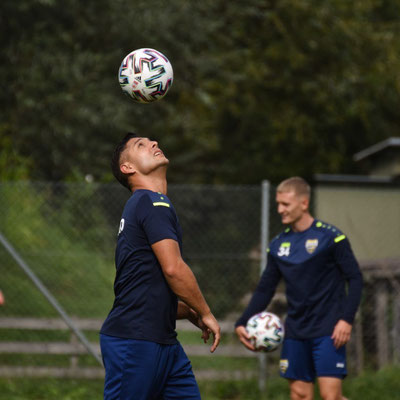 Fußball Trainer macht Einzeltraining für Bundesliga