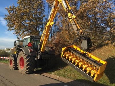 Hemos takkenvreter aan hydraulische giek HKZ (Verhart, Montfoort. November 2016) Werkbreedte 2 meter. Met vaste versnipperaarmessen. Kan achteroverdraaien als een klepelmaaier en voorover met een tegenmes.