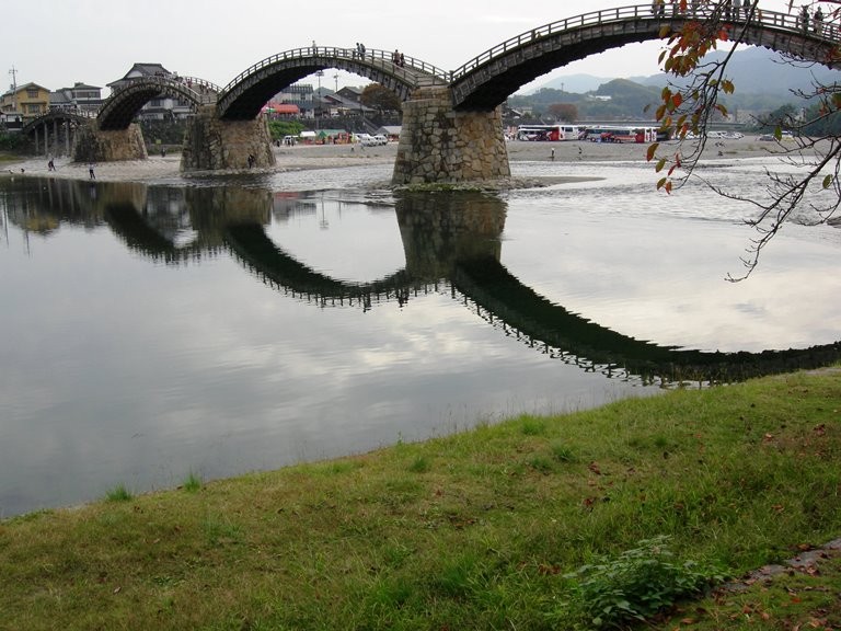 錦帯橋が水辺に映ってとてもきれいです。