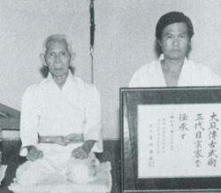 喜納昌盛と伊佐真勇（Bishop, M.(1999), "Okinawan Karate: Teachers, Styles and Secret Techniques," Tuttle Publishingより）