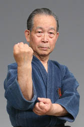 Motobu sōke demonstrating the me-oto-de kamae. The kamae of Motobu kenpo are unchanged from the time of the Ryukyu Kingdom.