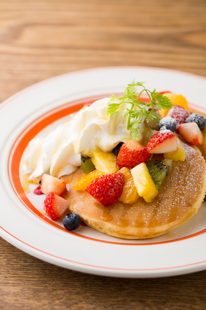 厚めのパンケーキに　季節ごとに変わるフルーツと　ふわふわクリームをトッピング♪