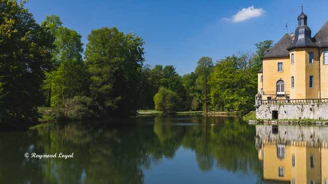 schloss dyck hochschloss wassergraben spiegelung landschaftsgarten