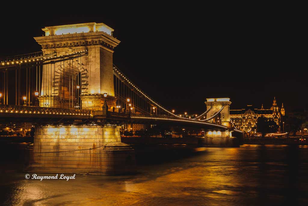 budapest chain bridge at night