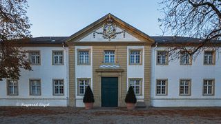 schloss neuhaus marstall