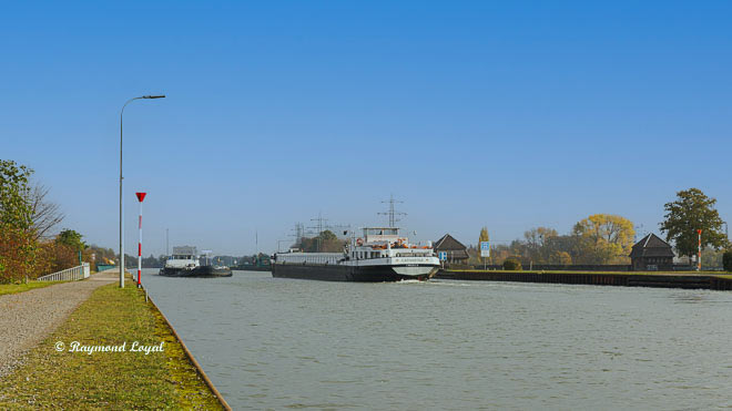 waterways crossing minden trough bridge barges