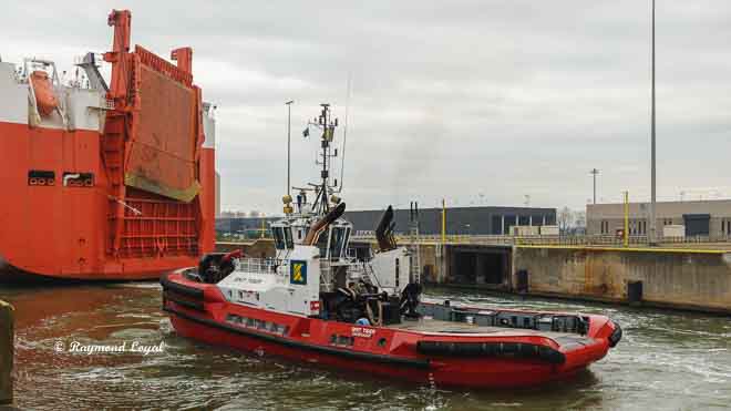seehafen schleuse schlepper
