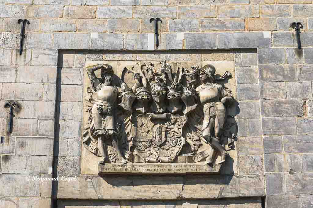 castly dyck gate tower coat of arms