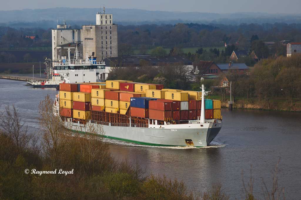 kiel canal container feeder