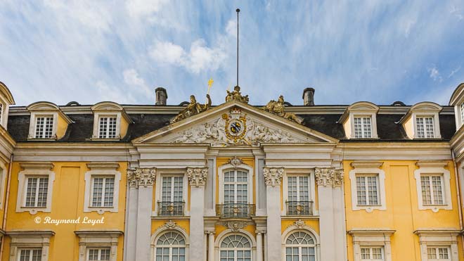 schloss augustusburg bruehl mittelrisalit ostseite wappen giebel