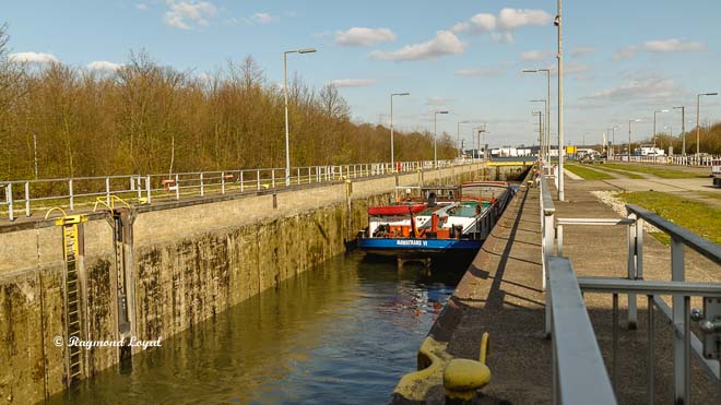 rhein-herne-kanal schleuse herne-ost schiff schleusenkammer