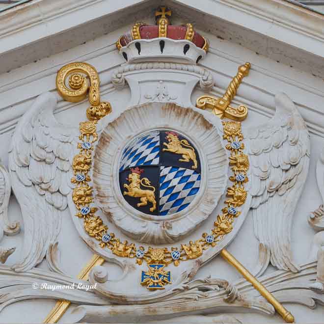 schloss augustusburg ostfluegel wappen giebel