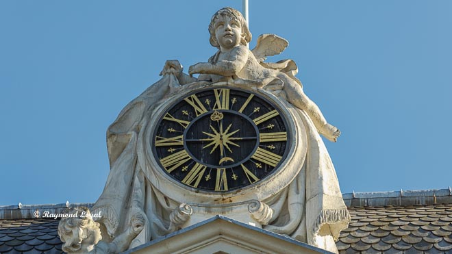 schloss benrath giebel uhr putte